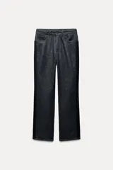 Pantalón de jean negro con corte recto, tiro medio, cinco bolsillos y detalle de banda lateral a contraste en color negro más oscuro.