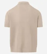 Camisa de punto para hombre en color beige, de calce regular con cuello inglés y manga corta. Presenta un diseño texturizado con cierre frontal de botones al tono y terminaciones acanaladas en mangas y ruedo.