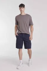 Remera gris de manga corta con cuello redondo.