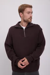 Sweater marrón de punto con cuello alto y cierre de cremallera metálica.