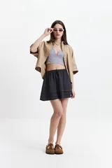 Camisa color beige de corte oversize y manga corta.