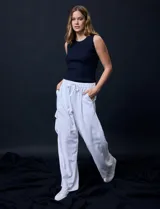 Musculosa color beige en tejido acanalado, marca Tahari, con cuello a la base y sin mangas.