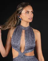 Minivestido dorado de tejido de punto con lurex, cuello halter con abertura central, cut-outs laterales y espalda descubierta.