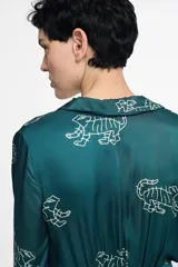 Vestido largo camisero de seda viscosa color verde petróleo con estampado de tigres blancos.