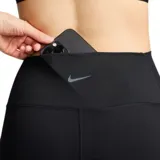 Calza deportiva negra de tiro alto, corte al tobillo, con bolsillos externos a los costados de los muslos y bolsillo trasero en la cintura.