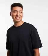 Remera básica negra de algodón, corte relaxed, con cuello redondo y mangas cortas.