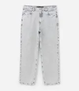 Pantalón baggy jeans color gris claro, con cierre de botón y cremallera, y bolsillos laterales y traseros.