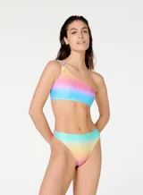Conjunto de bikini con corpiño asimétrico de un solo hombro y bombacha tiro alto, con estampado degradado en tonos pastel.