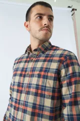 Camisa de hombre a cuadros color rosa, blanco y azul, de corte slim, manga larga, con bolsillo en el pecho y logo bordado.