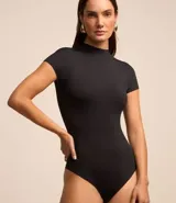 Body femenino color marrón, confeccionado en poliamida con cuello redondo mediano y cierre entrepiernas.
