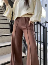 Pantalón deportivo marrón con detalles en color crudo y tela elastizada.