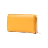 Billetera tipo fichero color camel, de símil cuero, con cierre perimetral y herrajes plateados. Posee diez compartimentos internos y un bolsillo con cierre.