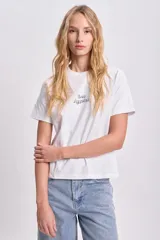 Remera blanca de manga corta con estampado de la frase "Los Angeles" en color negro.