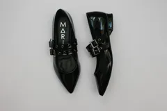 Chatitas rojas de charol con punta fina y dos tiras sobre el empeine con ojales metálicos y hebillas doradas.