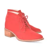 Bota de gamuza color rojo, con tacón de 5 cm y diseño clásico para mayor elegancia.