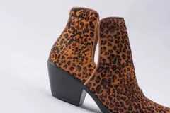 Botinetas texanas de caña corta con estampado animal print, taco bajo y cierre lateral.