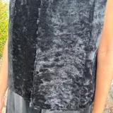 Chaleco negro de cuero ovino con cuello grande de cuero liso.