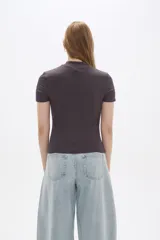 Remera de viscosa color gris oscuro, de punto canale, corte ajustado y cuello alto.