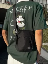 Bandolera negra con correa ajustable y cinco bolsillos.