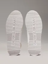 Zapatillas deportivas Calvin Klein Jeans color blanco con logo de la marca en negro en el lateral.