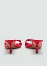 Sandalias rojas de tacón kitten con punta cuadrada y detalle de lazo decorativo.