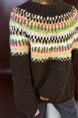 Sweater de lana merino con cuello redondo y diseño con motivos geométricos en tonos azul, marrón, naranja, verde y beige.