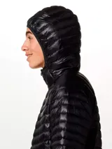 Campera negra ultraligera de plumón para hombre, con capucha, cierre frontal completo y bolsillos laterales con cierre.