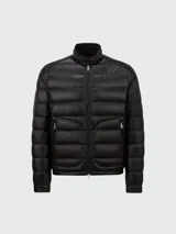 Campera puffer Moncler modelo Acorus, color verde oscuro, de corte entallado y largo a la cadera. Confeccionada en tejido técnico acolchado, cierre frontal con cremallera, cuello mao y bolsillos laterales con cremallera. Plegable y fácil de transportar.