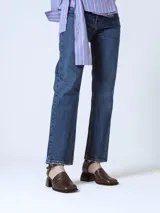 Pantalón de jean azul oscuro, de corte recto y tiro alto.