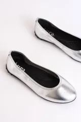 Ballerinas negras de cuero genuino, con diseño clásico y punta redondeada.