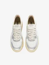 Zapatillas urbanas Autry Medalist con plataforma, de cuero blanco y detalles plateados.