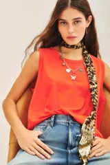 Musculosa blanca de algodón con cuello redondo y sisas amplias.