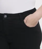 Short hot pants negro de sarga, con trabillas en la cintura, cierre frontal, bolsillos y bajo plegado.