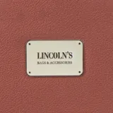 Billetera larga negra con cierre perimetral y placa metálica con logo. Posee múltiples compartimentos internos para tarjetas y documentos, además de un bolsillo con cierre interior. Incluye correa de mano desmontable.