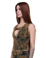 Top tipo corset de denim elástico con marmolado color bronce, cierre frontal de alpaca, escote en V con puente, tiras anchas y espalda tipo musculosa.