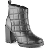 Botas de cuero sintético color rosa pálido, con diseño acolchado en forma de rombos, cierre lateral y taco cuadrado.