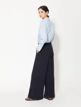Pantalón de poplin 4way color azul marino, de corte wide leg, con lazo y elástico en la cintura, hebillas de enganche personalizados, presillas en la cintura, cierre a tono, gancho pantalonero, botón interno teñido a tono de tela, aberturas laterales inferiores, bolsillos laterales y bolsillos ojales en espalda.