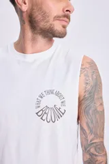 Musculosa blanca de algodón con estampado en el frente que dice 'What we think we think sometimes become' y pequeños símbolos gráficos.