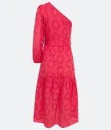 Vestido midi color salmón con bordado calado, de un hombro, manga larga abullonada y lazo en la cintura.