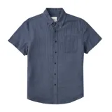 Camisa de manga corta azul con botones marrones y bolsillo en el pecho.