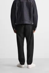 Pantalón negro de corte slim fit confeccionado en popelín de algodón.