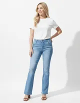 Jean elastizado celeste, de tiro medio y pierna recta.