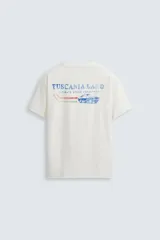 Camiseta blanca de corte recto, cuello redondo y manga corta. Estampado pequeño en el frente y estampado grande en la espalda con texto en color rojo.