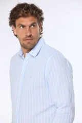 Camisa de lino color beige con rayas verticales blancas, corte slim fit y mangas largas.