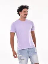 Remera lisa color lila de corte regular.