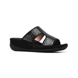 Sandalia de plataforma color beige con capellada calada con diseño geométrico.