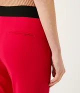 Pantalón de vestir color verde claro, de corte recto, con bolsillos laterales y traseros.