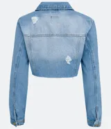 Campera cropped de jean celeste con cuello camisero, cierre frontal con botones metálicos, bolsillos delanteros y barra desflecada.