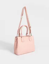 Cartera tipo city color rosa viejo, con correa regulable desmontable, manijas superiores, pouch interno con cierre y broche con botón para cerrado.
