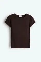 Remera corta marrón de punto fino suave, entallada, con cuello redondo ribeteado acanalado y mangas cortas.